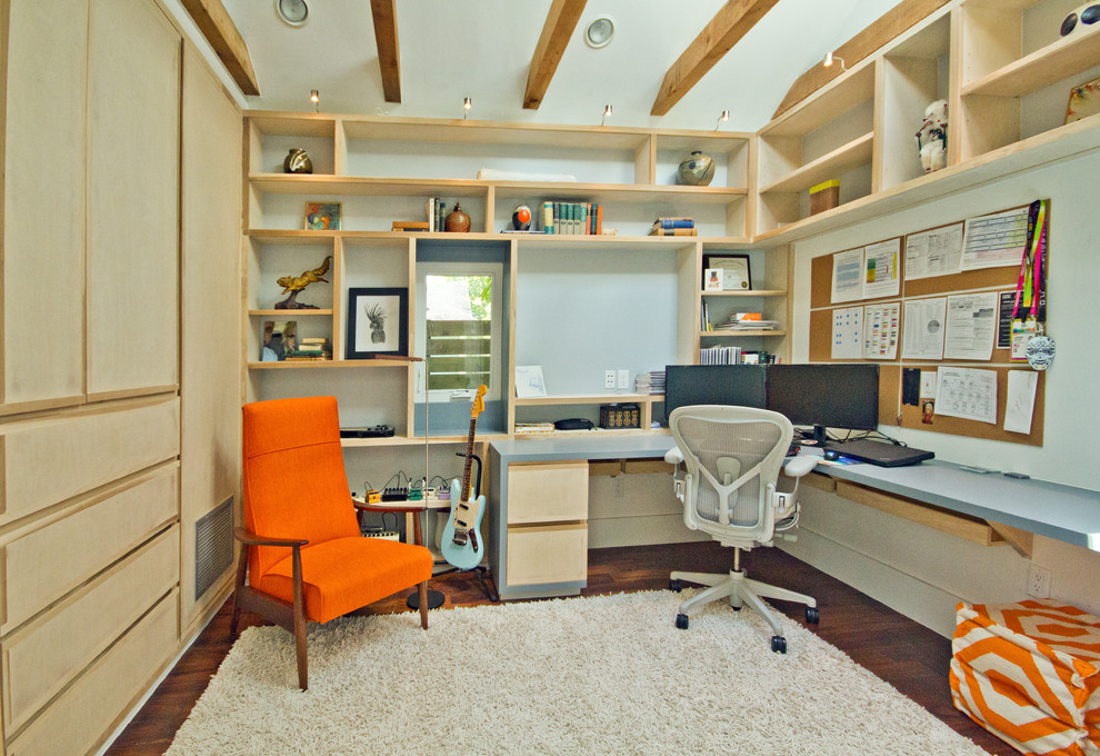 Immagine di un ufficio stile americano di medie dimensioni con pareti bianche, parquet scuro, scrivania incassata e pavimento marrone