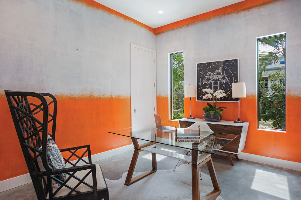 Cette image montre un bureau traditionnel avec sol en béton ciré, un bureau indépendant et un mur multicolore.