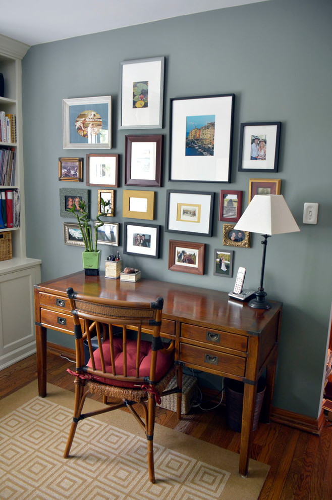Exemple d'un petit bureau chic avec un mur vert, parquet foncé et un bureau indépendant.