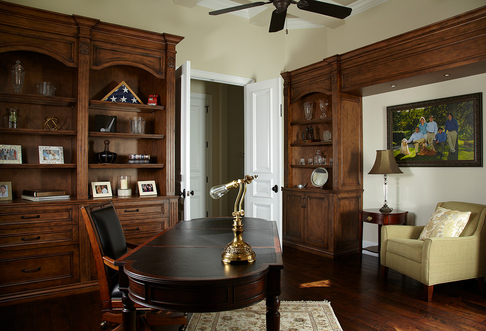 На фото: кабинет в классическом стиле с бежевыми стенами, темным паркетным полом и отдельно стоящим рабочим столом