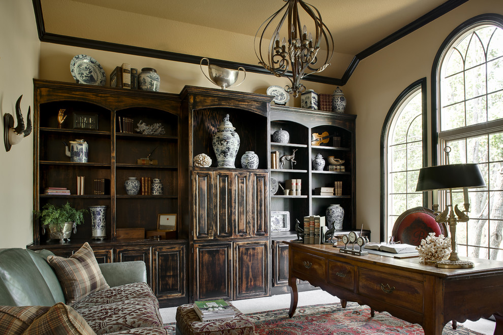 Foto de despacho clásico con paredes beige y escritorio independiente