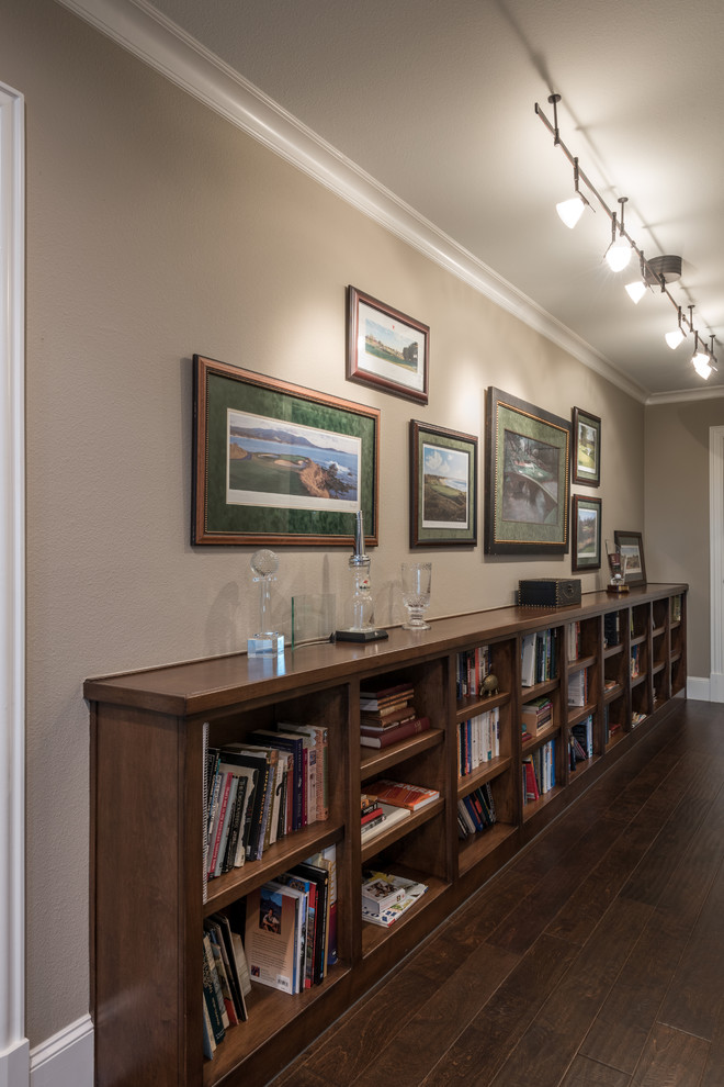 Aménagement d'un bureau classique de taille moyenne avec une bibliothèque ou un coin lecture, un mur beige, parquet foncé, un bureau indépendant et un sol marron.