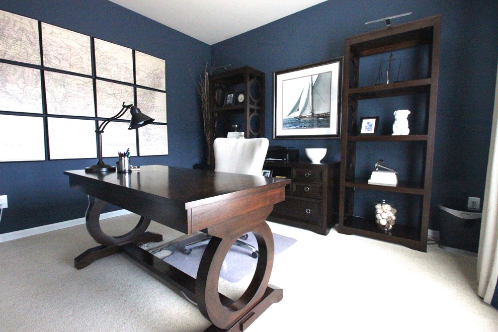Ispirazione per un ufficio chic di medie dimensioni con pareti blu, moquette, scrivania autoportante e nessun camino