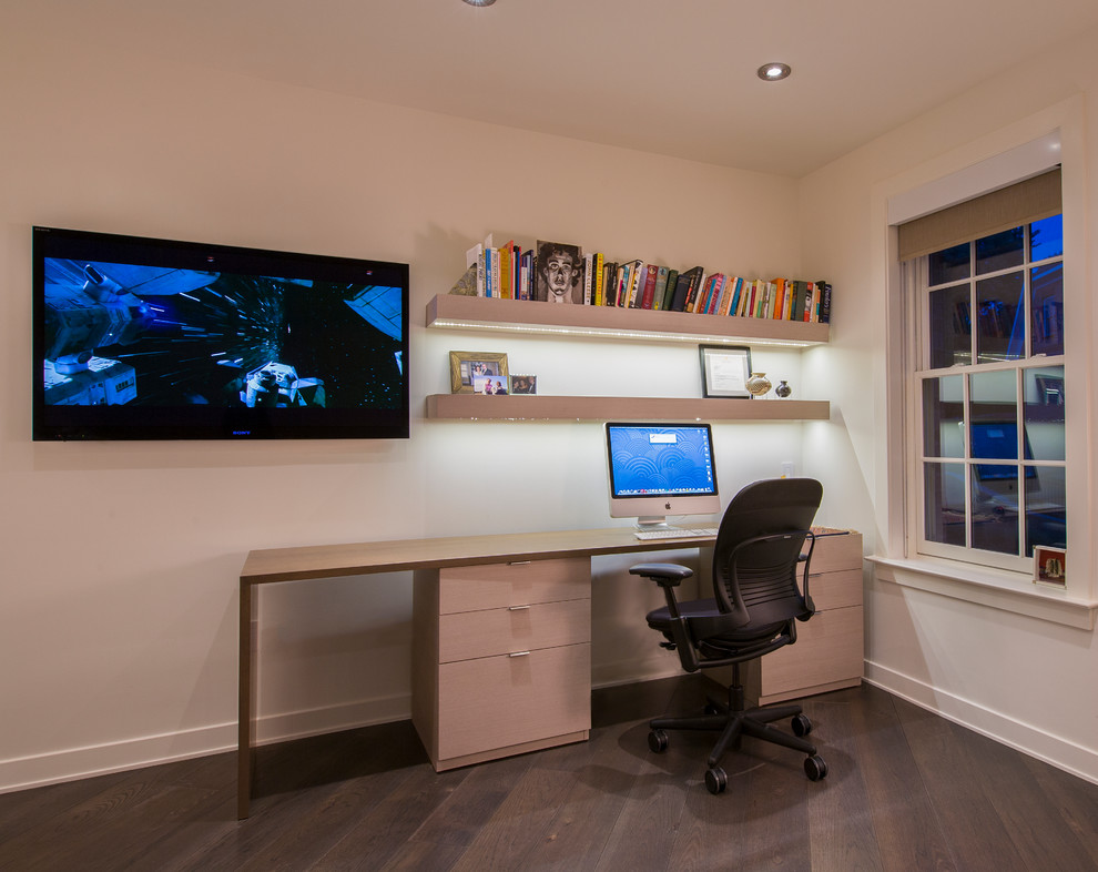 Foto di un piccolo ufficio tradizionale con pareti bianche, pavimento in legno massello medio, nessun camino e scrivania autoportante