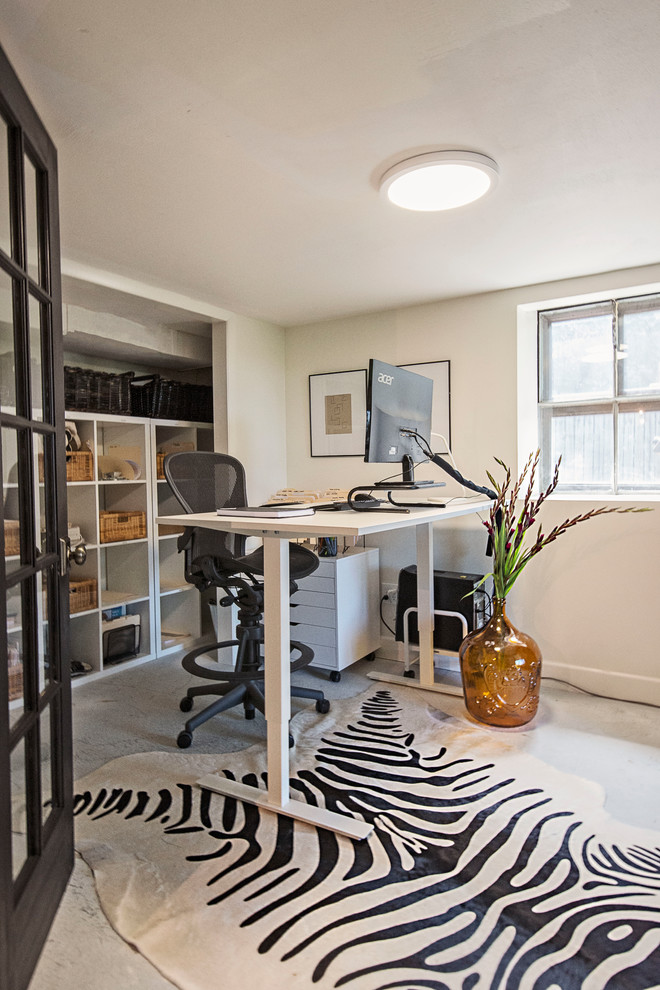 Idée de décoration pour un petit bureau bohème de type studio avec un mur blanc, un bureau indépendant, un sol blanc et parquet peint.