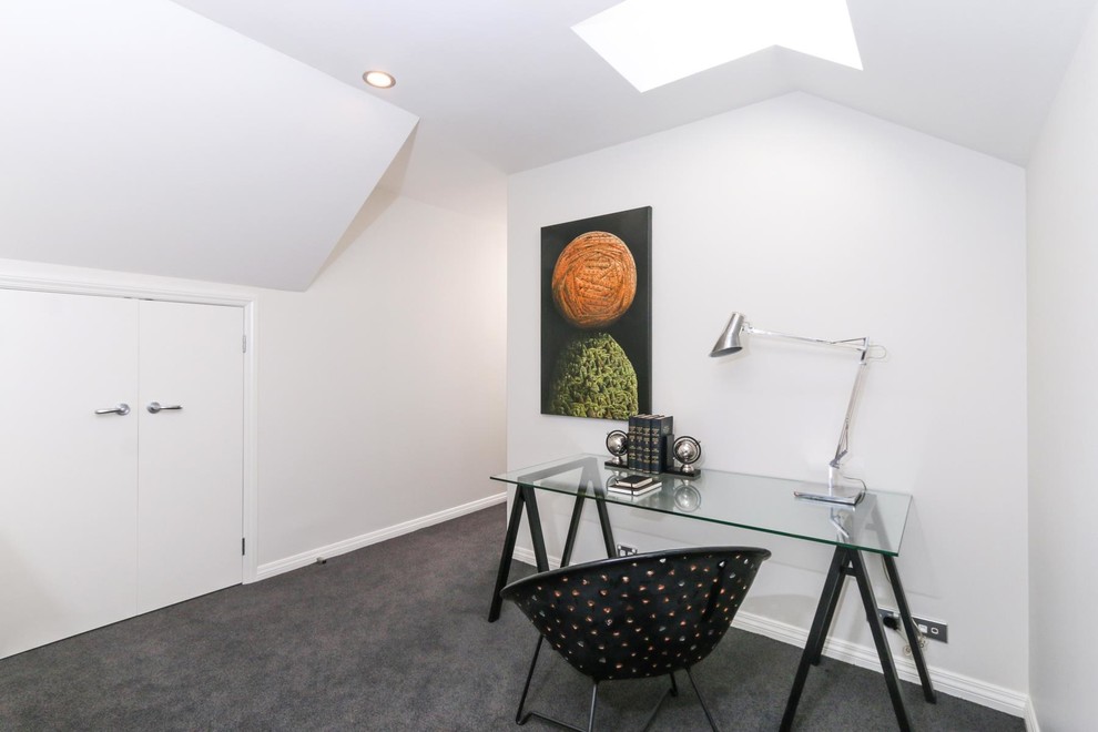 Idée de décoration pour un petit bureau design de type studio avec un mur blanc, moquette, un bureau indépendant, aucune cheminée et un sol gris.