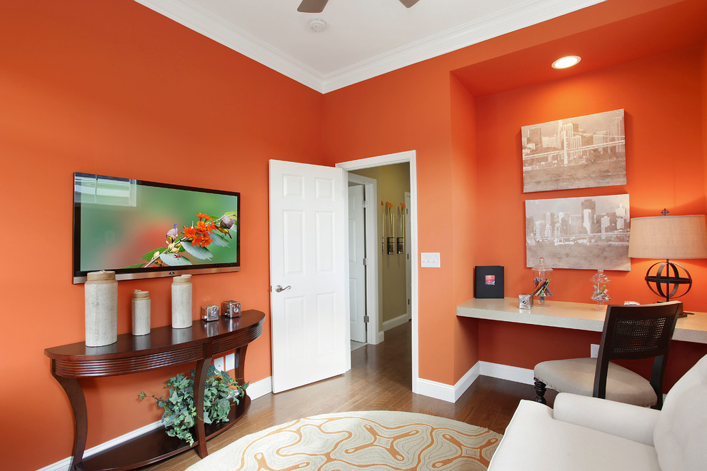 Свежая идея для дизайна: рабочее место среднего размера с оранжевыми стенами - отличное фото интерьера