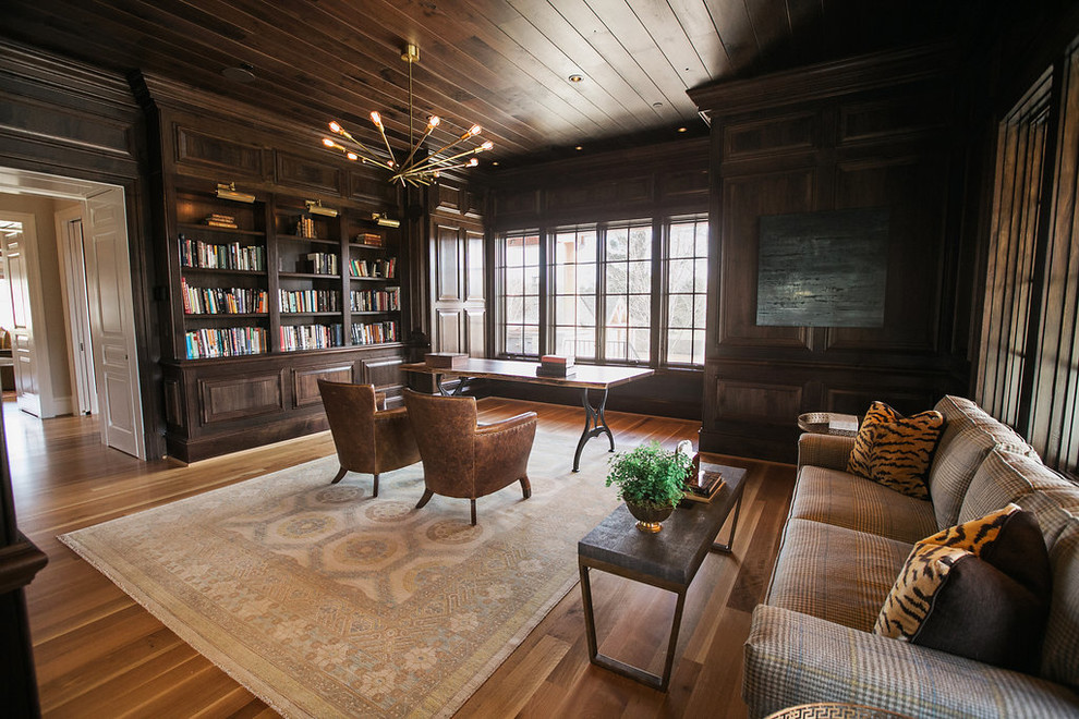 Foto de despacho tradicional de tamaño medio sin chimenea con paredes marrones, suelo de madera en tonos medios y suelo marrón