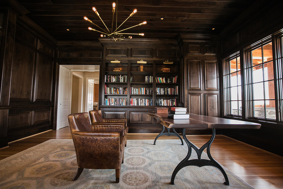 Imagen de despacho clásico de tamaño medio sin chimenea con paredes marrones, suelo de madera en tonos medios y suelo marrón