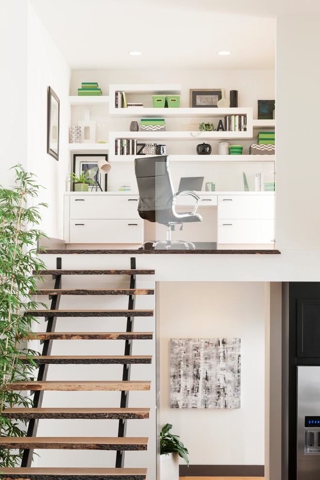Идея дизайна: рабочее место в современном стиле с белыми стенами, встроенным рабочим столом и коричневым полом