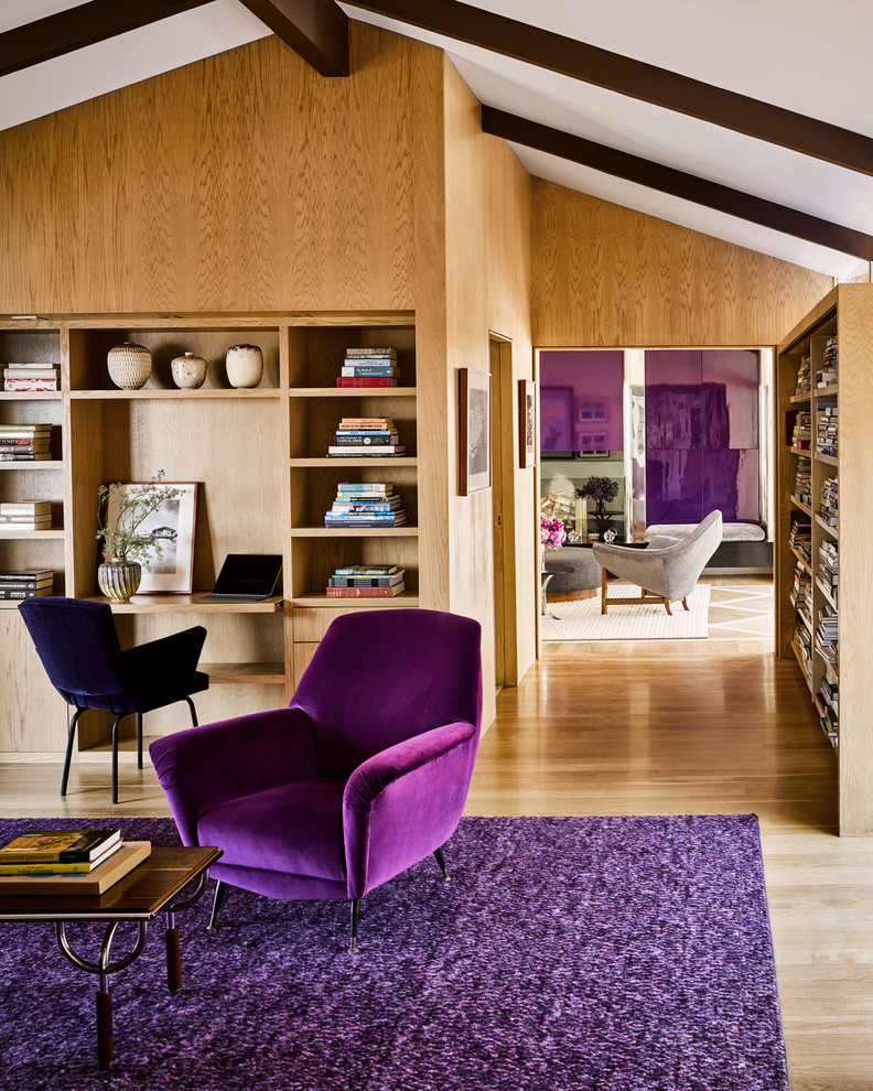 他の地域にあるコンテンポラリースタイルのおしゃれなホームオフィス・書斎 (茶色い壁、無垢フローリング、造り付け机、茶色い床) の写真