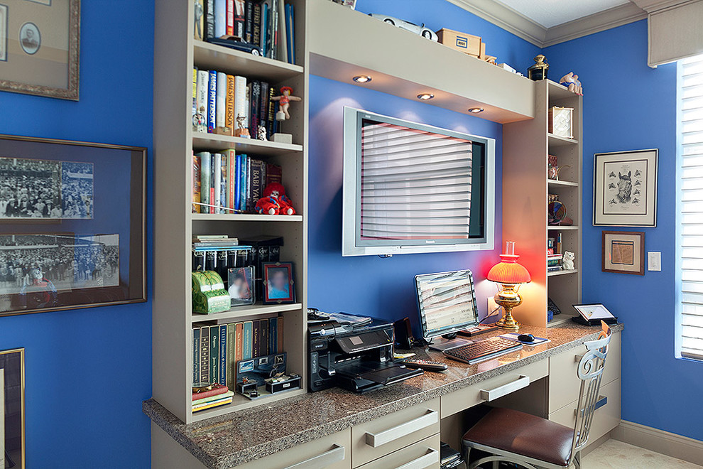 Exemple d'un bureau tendance de taille moyenne avec un mur bleu, moquette, aucune cheminée et un bureau intégré.