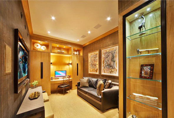 Cette image montre un bureau design de taille moyenne et de type studio avec un mur marron, moquette, aucune cheminée, un bureau intégré et un sol beige.