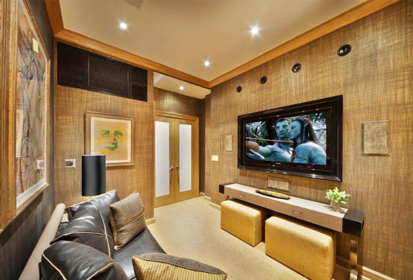 Ejemplo de cine en casa contemporáneo de tamaño medio con paredes marrones, moqueta y suelo beige