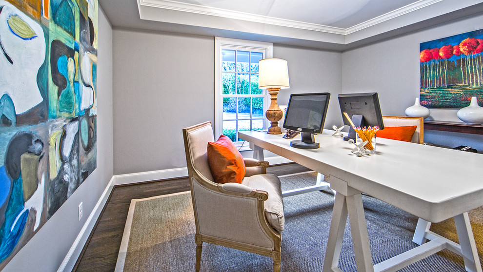 Cette image montre un bureau design avec un mur gris, parquet foncé et un bureau indépendant.