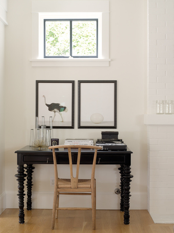 Inspiration för ett litet lantligt hemmastudio, med vita väggar, ljust trägolv, ett fristående skrivbord och beiget golv