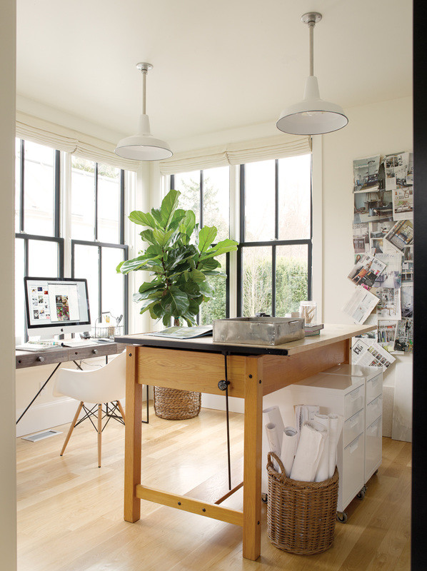 Idéer för att renovera ett litet funkis hemmastudio, med vita väggar, ljust trägolv, ett fristående skrivbord och beiget golv