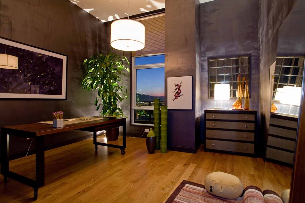 Mittelgroßes Modernes Arbeitszimmer ohne Kamin mit lila Wandfarbe, braunem Holzboden und freistehendem Schreibtisch in Portland