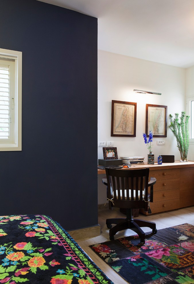 高級な小さな地中海スタイルのおしゃれな書斎 (白い壁、磁器タイルの床、造り付け机) の写真
