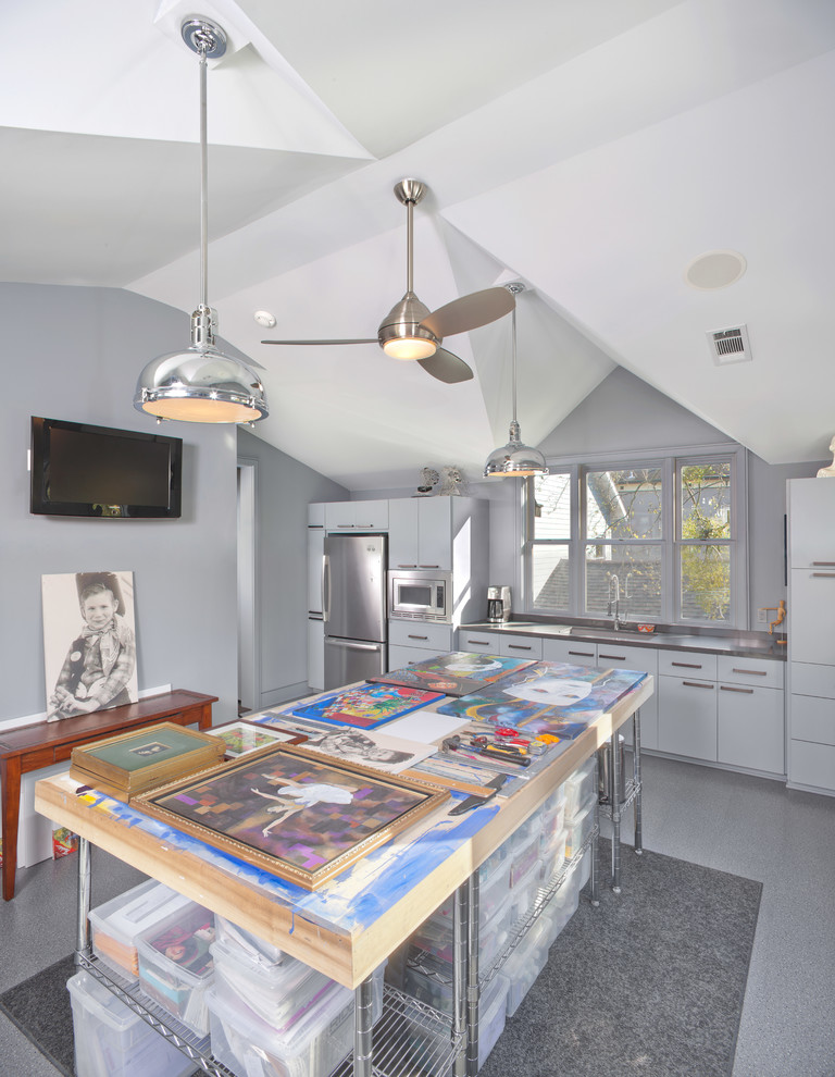 Medelhavsstil inredning av ett hemmastudio, med vita väggar och ett fristående skrivbord