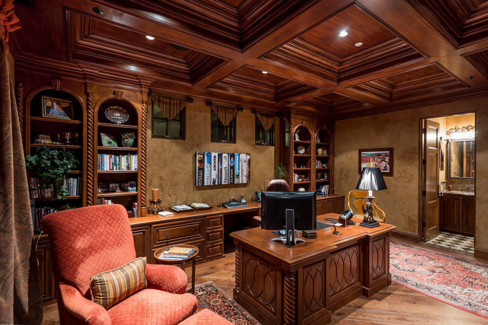 Foto di un ufficio mediterraneo con pareti marroni, pavimento in legno massello medio, scrivania autoportante, pavimento marrone, soffitto a cassettoni, soffitto in legno e carta da parati