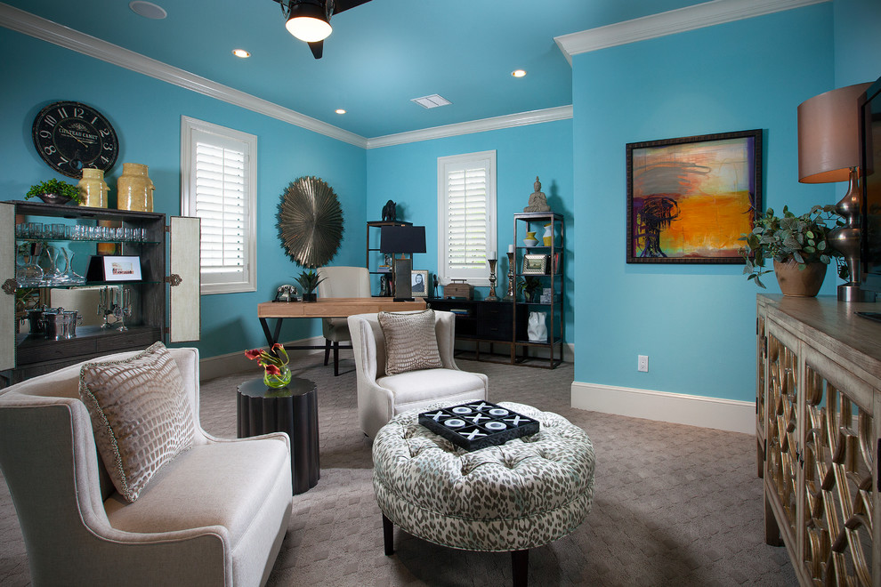 Exempel på ett klassiskt arbetsrum, med blå väggar, heltäckningsmatta och ett fristående skrivbord