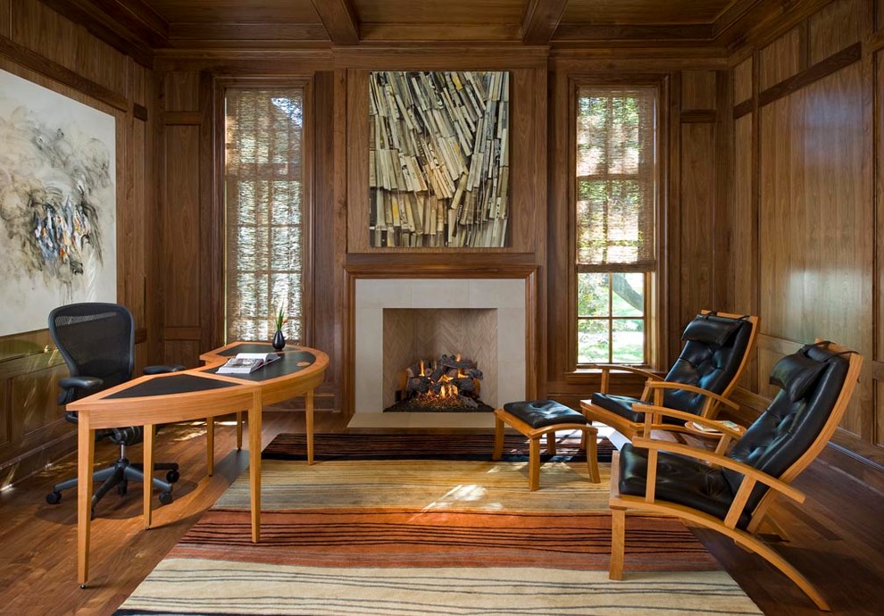 Imagen de despacho contemporáneo con suelo de madera en tonos medios, todas las chimeneas y escritorio independiente