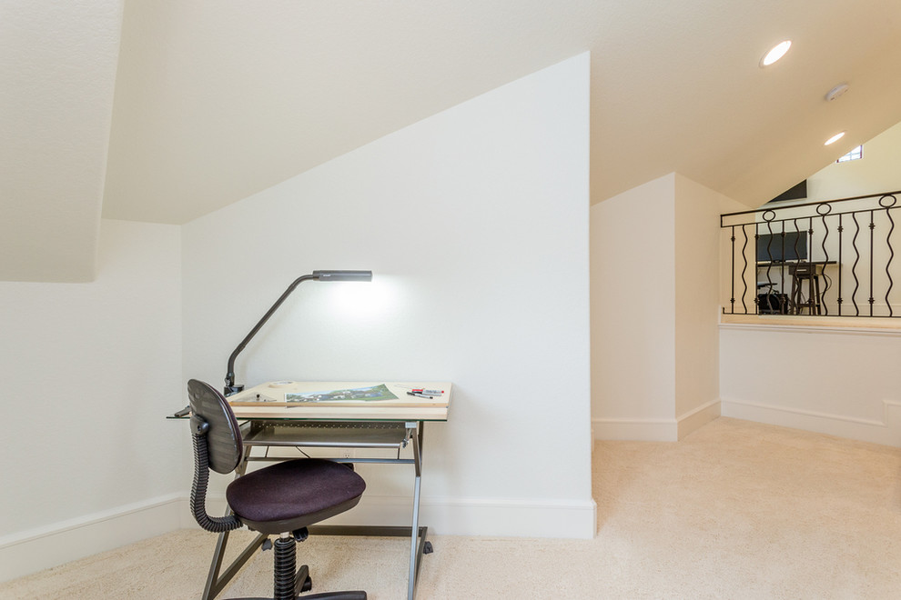 Großes Mediterranes Arbeitszimmer mit Studio, weißer Wandfarbe, Teppichboden, freistehendem Schreibtisch und weißem Boden in Houston