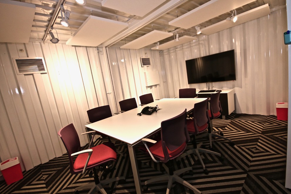 Diseño de despacho industrial con paredes blancas