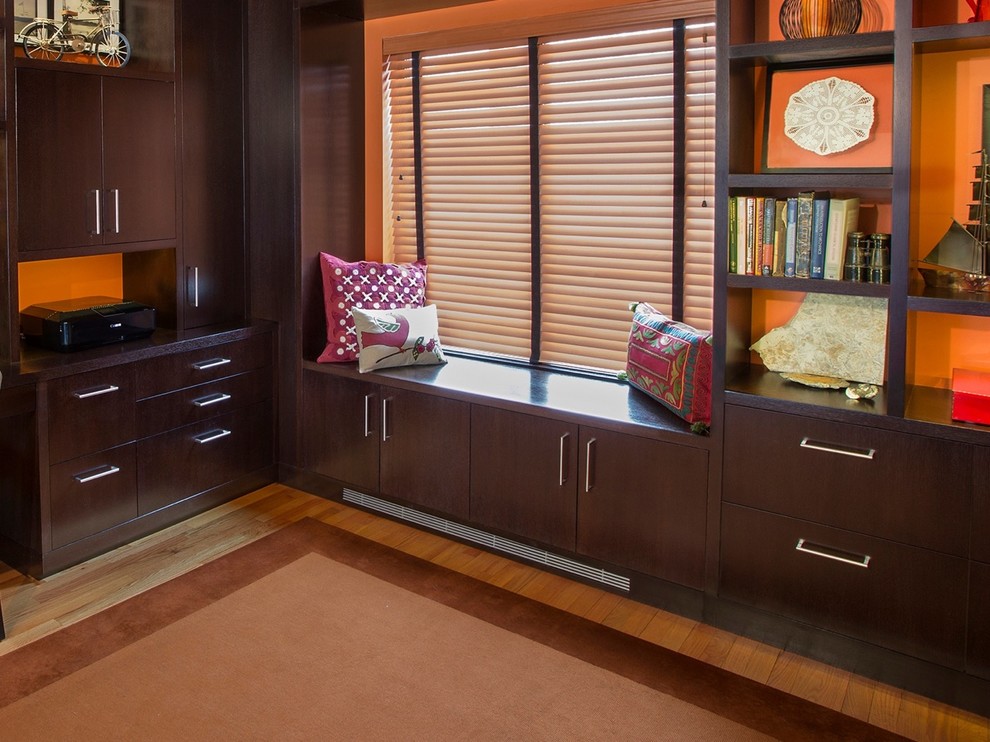 Ispirazione per un ufficio classico di medie dimensioni con pareti arancioni, parquet chiaro e scrivania incassata