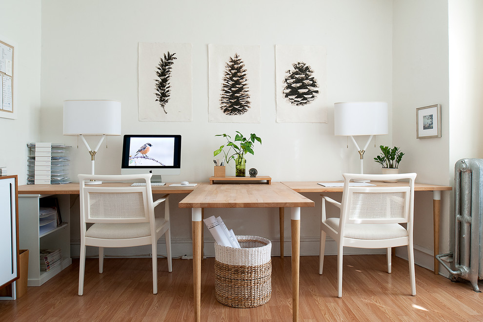 Aménagement d'un bureau classique de taille moyenne avec un mur blanc, un sol en bois brun, un bureau indépendant et un sol beige.