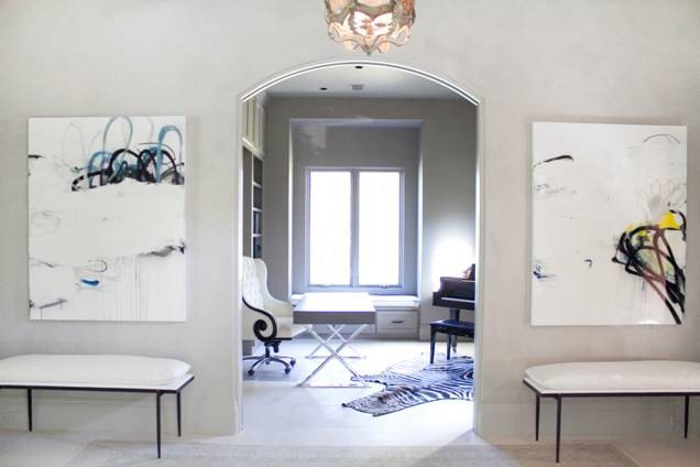 Inredning av ett modernt mellanstort arbetsrum, med grå väggar, ett fristående skrivbord och brunt golv