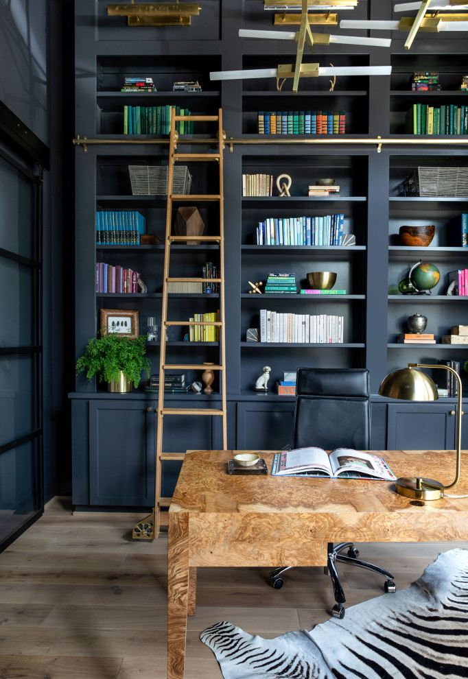 Esempio di un ampio ufficio contemporaneo con pareti blu, parquet chiaro, scrivania autoportante e pavimento marrone