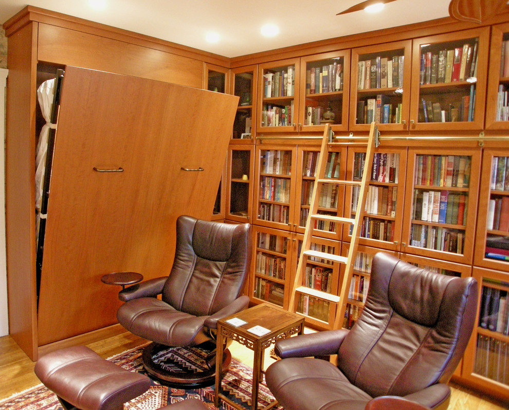 Imagen de despacho tradicional renovado grande sin chimenea con suelo de madera en tonos medios y escritorio independiente
