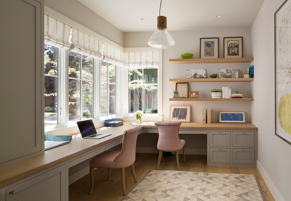 Großes Landhaus Arbeitszimmer ohne Kamin mit weißer Wandfarbe, hellem Holzboden, Einbau-Schreibtisch und Arbeitsplatz in San Francisco