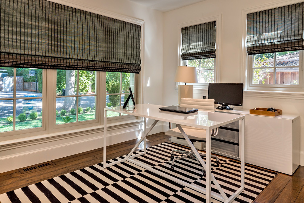 Exemple d'un bureau chic avec un mur blanc, parquet foncé, aucune cheminée et un bureau indépendant.