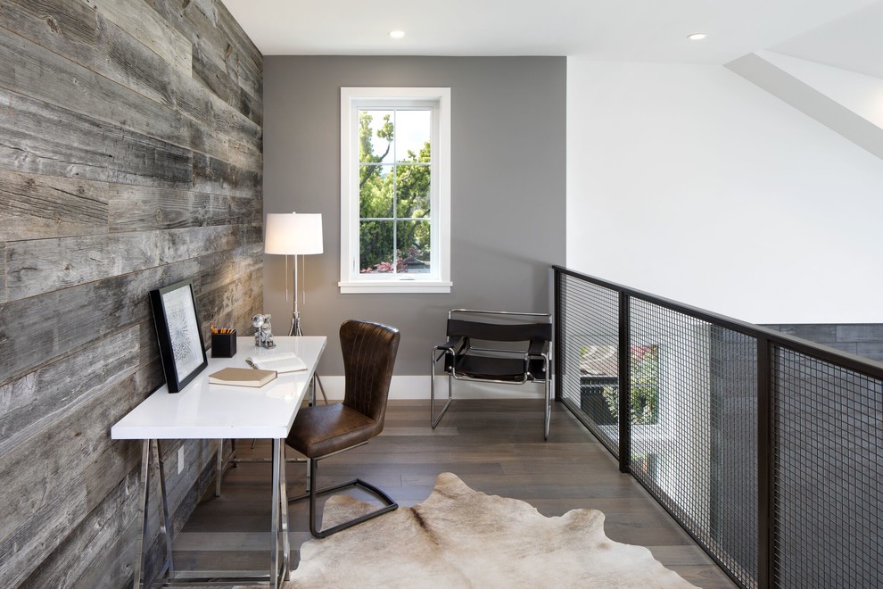 Cette photo montre un bureau nature avec un mur gris et un bureau indépendant.