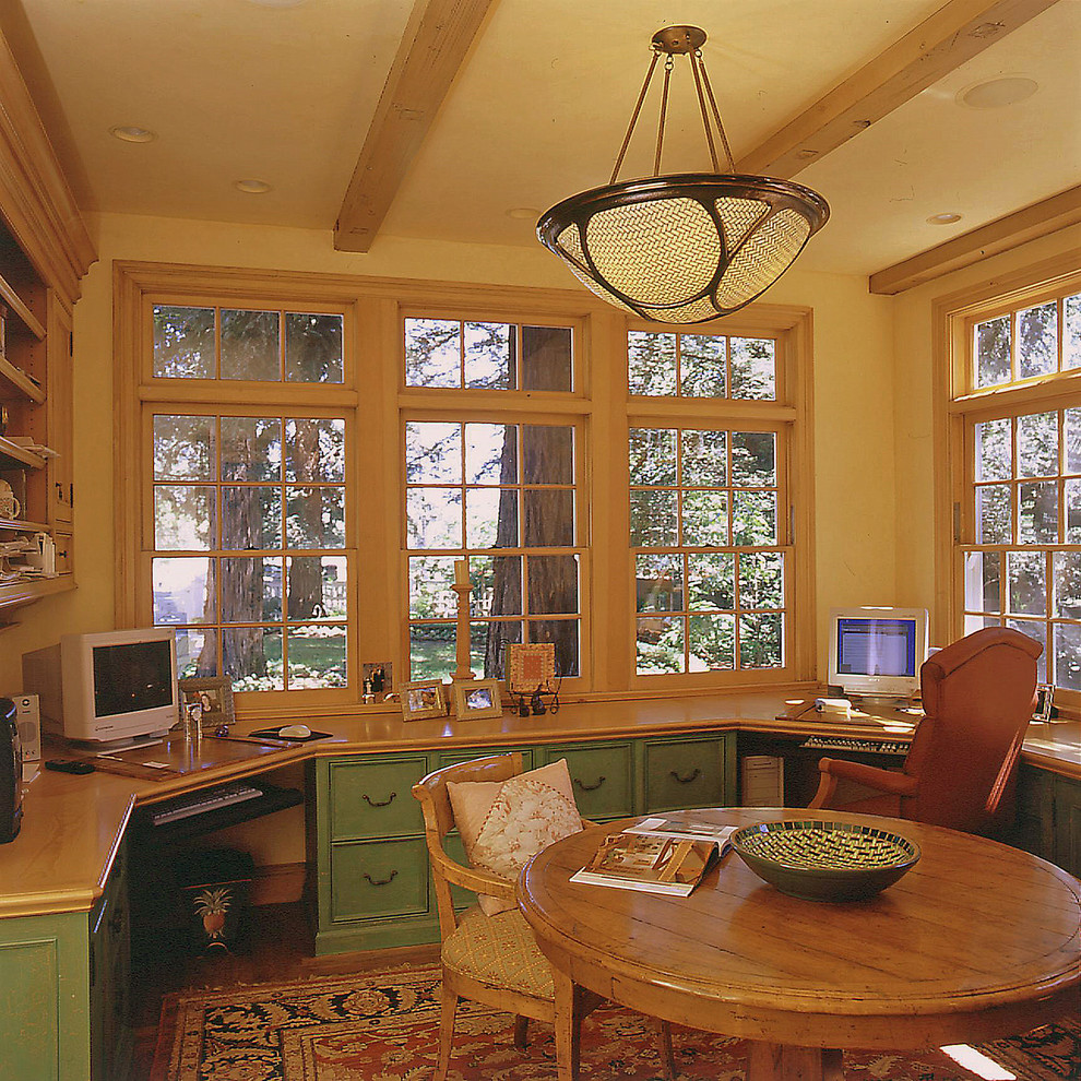 Mittelgroßes Klassisches Arbeitszimmer mit Arbeitsplatz, braunem Holzboden und Einbau-Schreibtisch in San Francisco