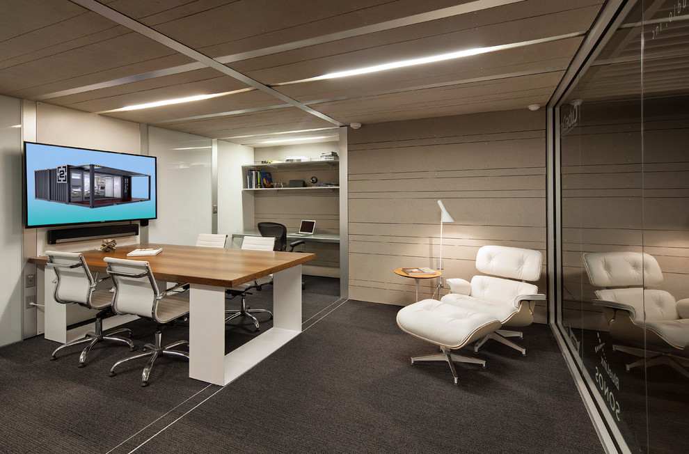 Imagen de despacho industrial pequeño con moqueta y escritorio empotrado