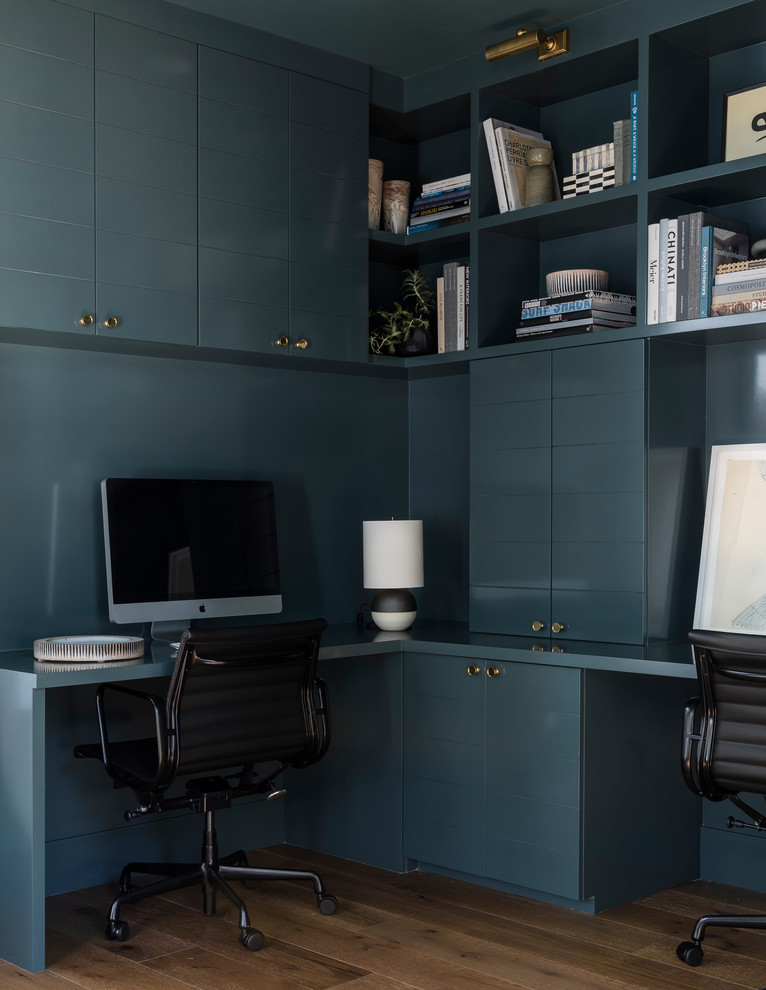 Modelo de despacho clásico renovado sin chimenea con suelo de madera oscura y escritorio empotrado