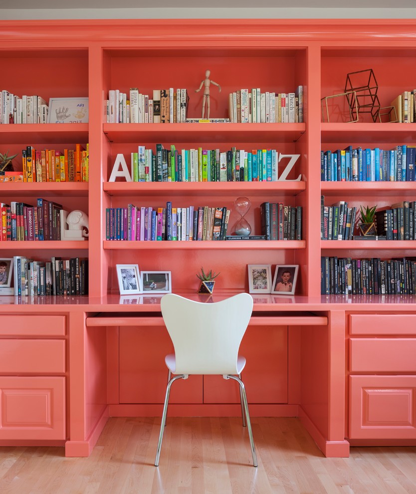 シアトルにあるコンテンポラリースタイルのおしゃれな書斎 (淡色無垢フローリング、造り付け机、オレンジの壁) の写真