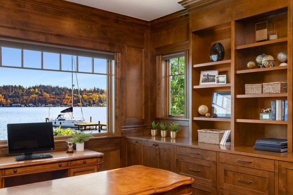 Mittelgroßes Maritimes Arbeitszimmer mit Arbeitsplatz, brauner Wandfarbe, braunem Holzboden, freistehendem Schreibtisch und braunem Boden in Seattle