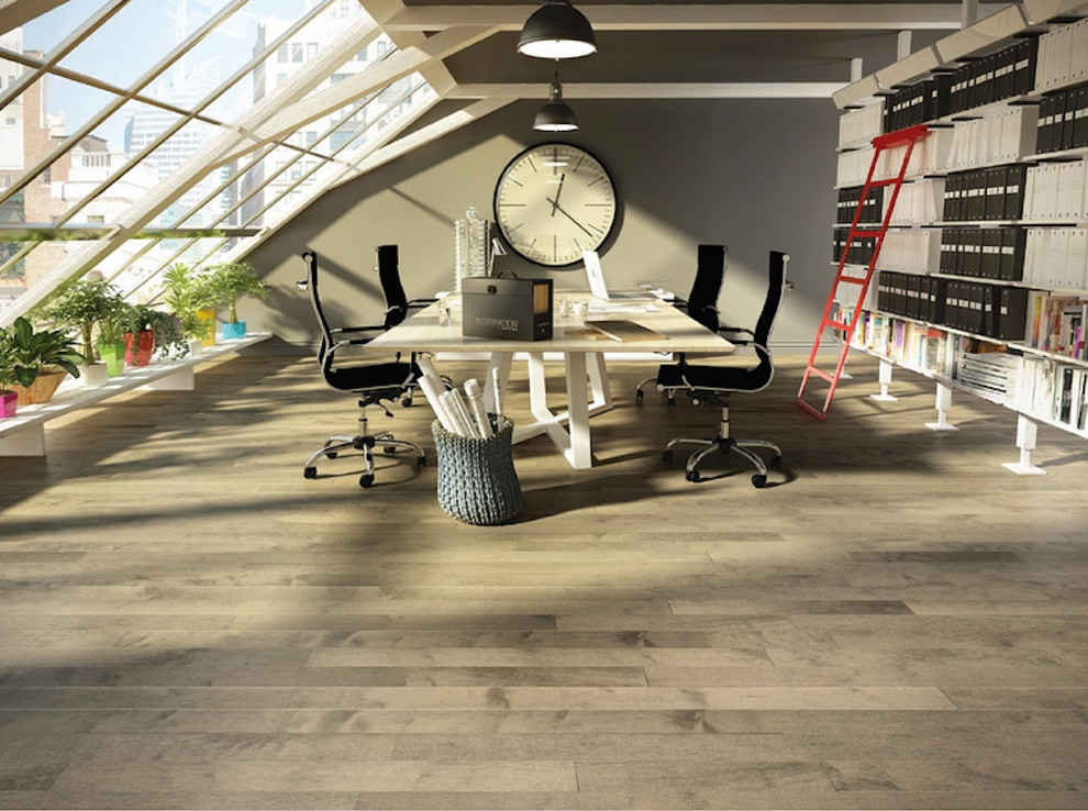 Idee per un grande ufficio chic con pareti grigie, scrivania autoportante e pavimento in legno massello medio