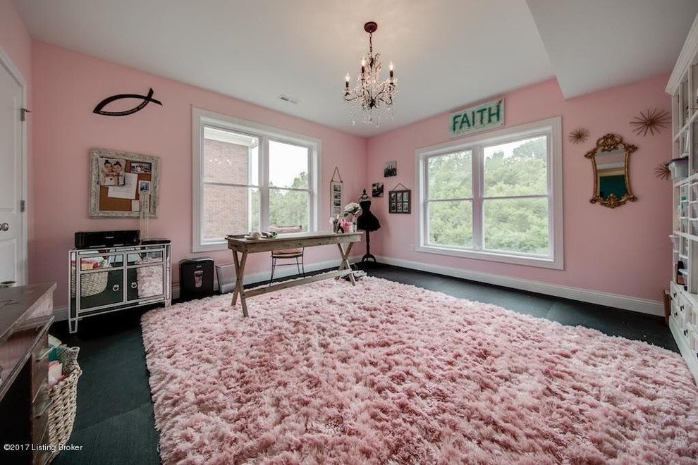 ルイビルにあるラスティックスタイルのおしゃれなクラフトルーム (ピンクの壁、自立型机、黒い床) の写真