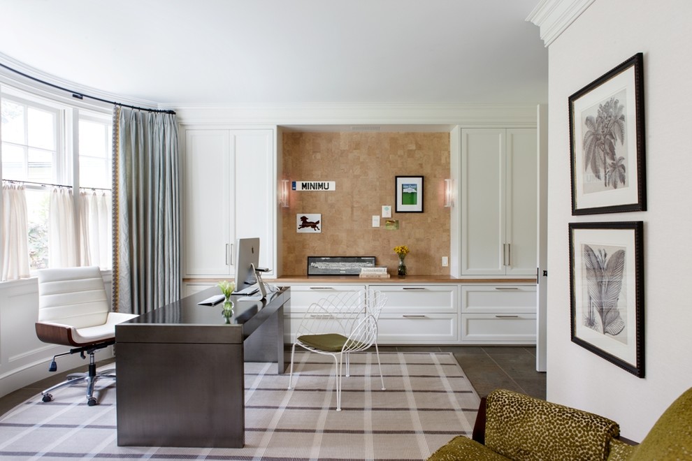 Stilmix Arbeitszimmer ohne Kamin mit Arbeitsplatz, beiger Wandfarbe, Kalkstein und freistehendem Schreibtisch in Washington, D.C.