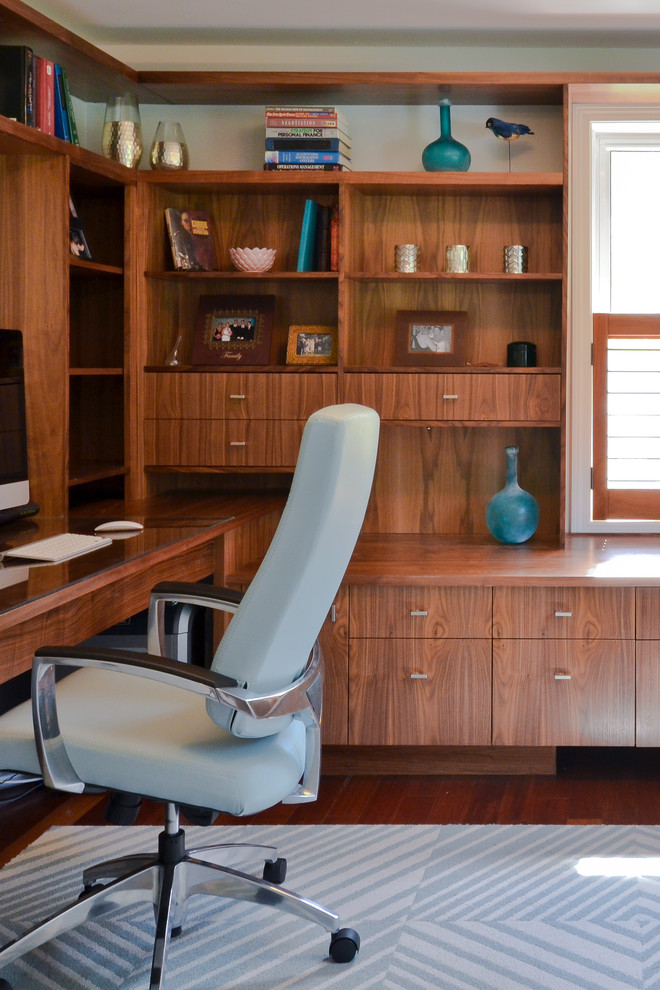 На фото: кабинет среднего размера в стиле фьюжн с серыми стенами, темным паркетным полом и встроенным рабочим столом с