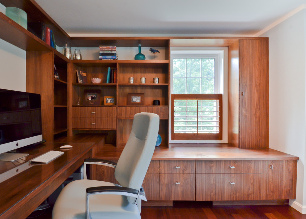 На фото: кабинет среднего размера в стиле модернизм с серыми стенами, темным паркетным полом и встроенным рабочим столом