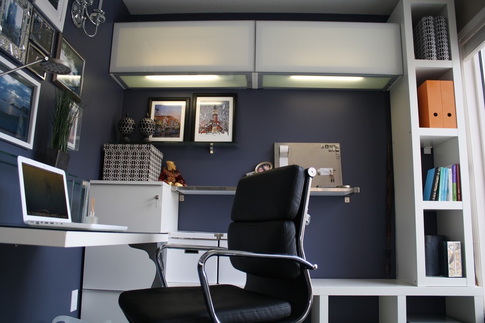 Foto di uno studio minimal di medie dimensioni con pareti blu e scrivania autoportante