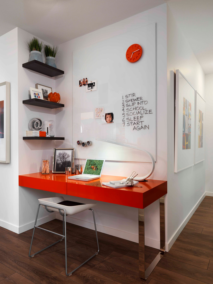 バンクーバーにあるコンテンポラリースタイルのおしゃれなホームオフィス・書斎 (白い壁、濃色無垢フローリング、自立型机) の写真