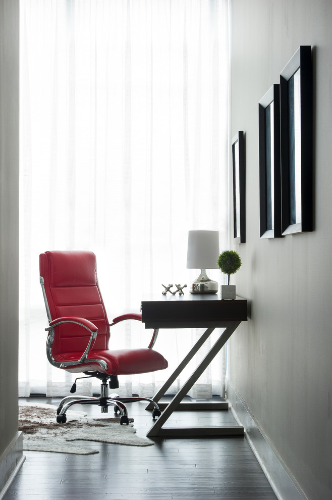 Foto di un piccolo ufficio design con pareti grigie, parquet scuro e scrivania autoportante